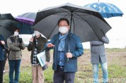비가 오는 날씨에도 관계공무원들과 삼패 한강변 정비사업에 대해 논의하고 있다.JPG